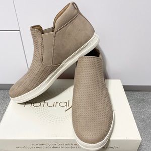 NEW High Top Slip On Naturalizer Shoe in Buff Sz 8